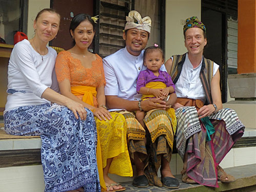 Gert Anklam mit Familie des Lehrers Kadek Sudiasa in Sayan auf Bali
