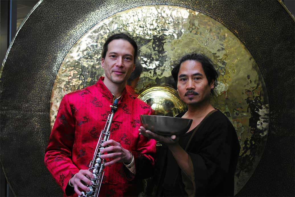 Gert Anklam und Saichu Yohansyah mit Saxophon und Gong